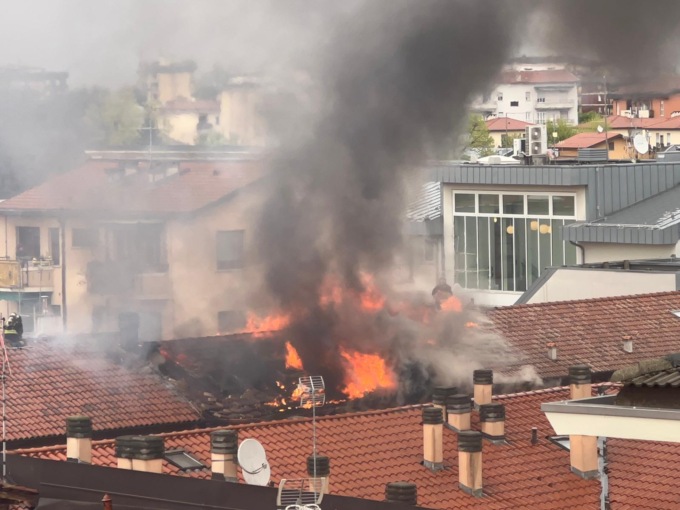 Incendio in un appartamento, fiamme e fumo in centro a Melzo