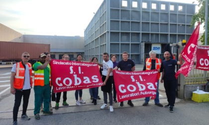 Lavoratori in sciopero alla Sda di Gorgonzola