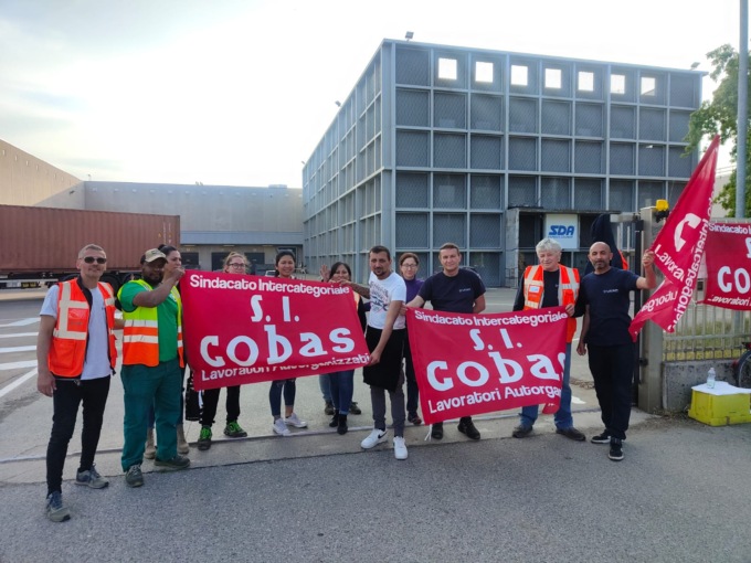 Lavoratori in sciopero alla Sda di Gorgonzola