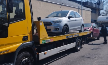 A Brugherio prosegue l'operazione "Decoro urbano": rimosse altre due auto abbandonate