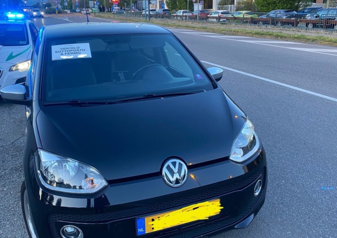 Targhe straniere per evitare di ricevere le multe: il caso di un olandese fermato per un controllo