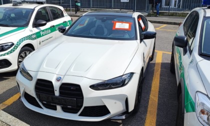 Bolide da 500 cavalli con targhe false fermato dalla Polizia Locale: sarà confiscato