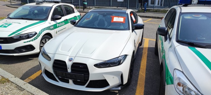 Bolide da 500 cavalli con targhe false fermato dalla Polizia Locale: sarà confiscato