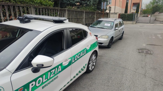 Circolava con l’auto dalla targa straniera a Brugherio, fermato e sanzionato