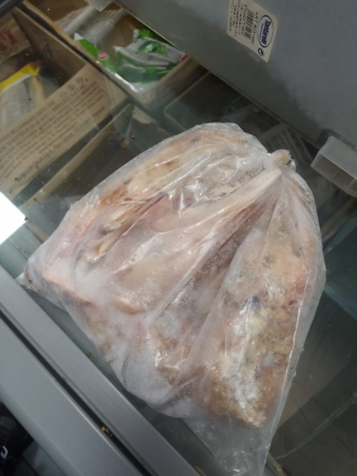 Merce scaduta in un market di Cologno Monzese, nel freezer anche un sacco di teste d’anatra