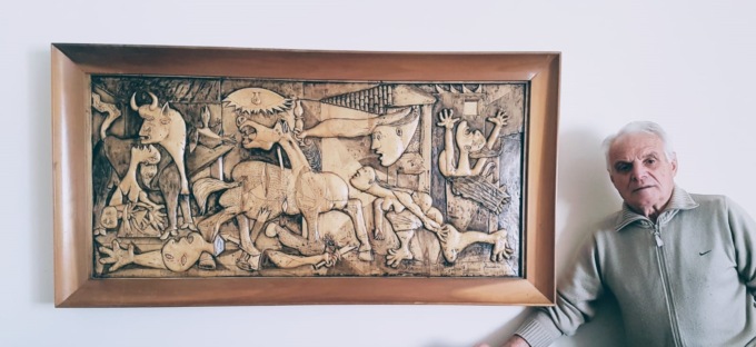 Artista di Brembate ribattezza la sua opera: “Guernica” è diventata “Guernikiev”