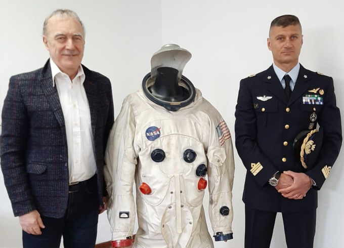 L’Aeronautica festeggiata  con la tuta spaziale usata sull’Apollo 11. Il tessuto è stato realizzato a Brugherio