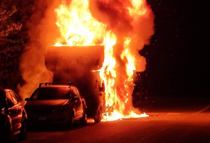 Incendio nella notte, camper divorato dalle fiamme a Vignate