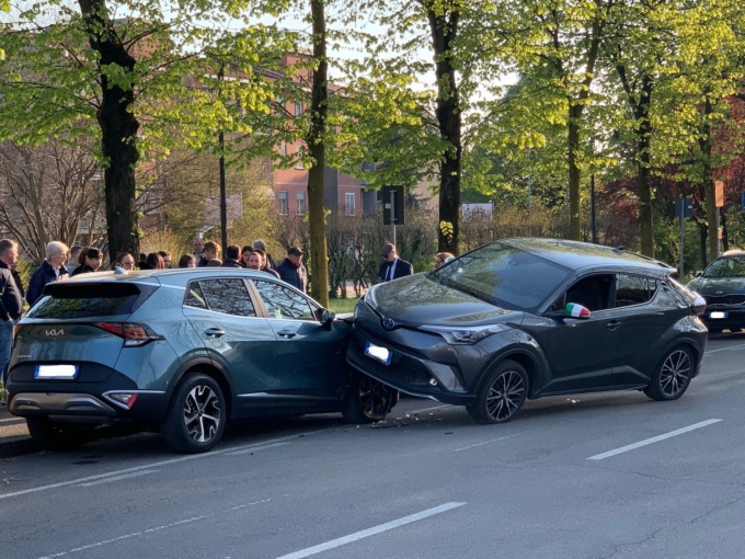 Incidente a Cassina de’ Pecchi: un’auto “sale” su una vettura in sosta