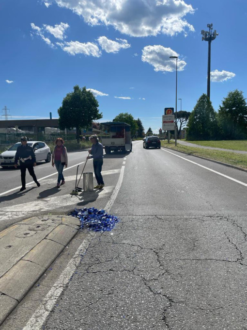 Le bottiglie cadono dal camion, carreggiata invasa dai cocci di vetro e autista sanzionato