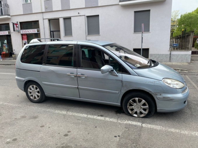 Finisce contro due auto in sosta a Brugherio, era ubriaco: denunciato