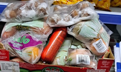 Alimenti scaduti da più di un anno, sequestrato un quintale di merce in un supermercato di Cologno Monzese