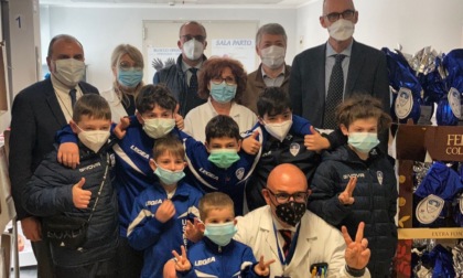 La squadra di calcio regala uova di cioccolato al reparto di Pediatria di Melzo