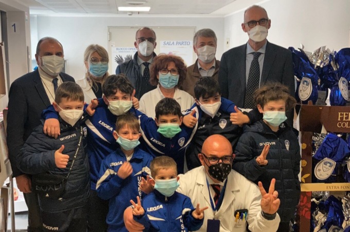 La squadra di calcio regala uova di cioccolato al reparto di Pediatria di Melzo