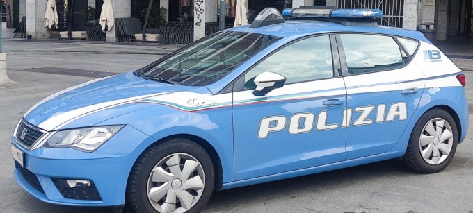 Minaccia gli agenti intervenuti per sedare una lite: denunciata