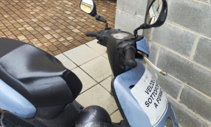 Guida uno scooter con la patente falsa, fermato a Brugherio: denuncia e multe per oltre 5mila euro