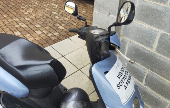 Guida uno scooter con la patente falsa, fermato a Brugherio: denuncia e multe per oltre 5mila euro