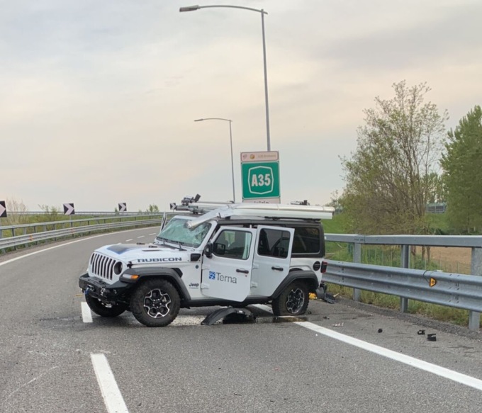 Si schianta contro il guard rail e distrugge la macchina, ma ne esce illeso