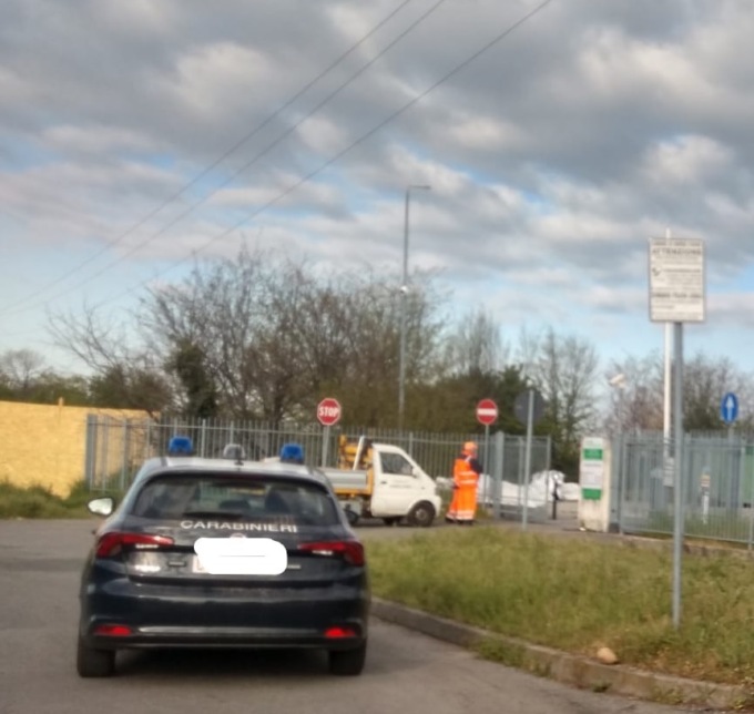 Va a portare dei rifiuti in discarica e fa acciuffare tre malviventi