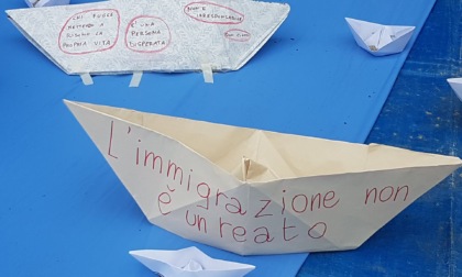 Tante barchette di carta in piazza a Cernusco sul Naviglio per denunciare le stragi nel Mediterraneo
