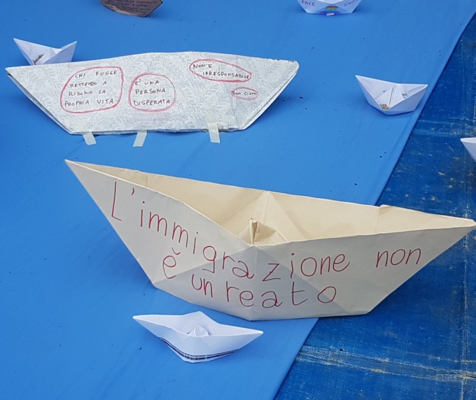 Tante barchette di carta in piazza a Cernusco sul Naviglio per denunciare le stragi nel Mediterraneo