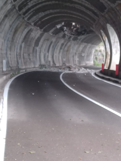 Enorme frana, crolla il soffitto di una galleria lungo la Provinciale del Ramo di Lecco