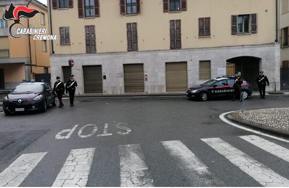 Chiusi in un garage di Rivolta d’Adda, picchiati e minacciati per “punizione”