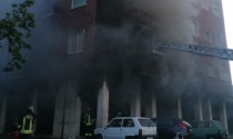 Incendio in un magazzino a Vimodrone, evacuato un palazzo di otto piani