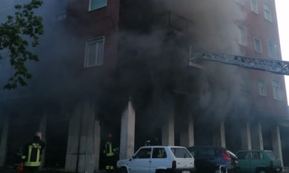 Incendio in un magazzino a Vimodrone, evacuato un palazzo di otto piani