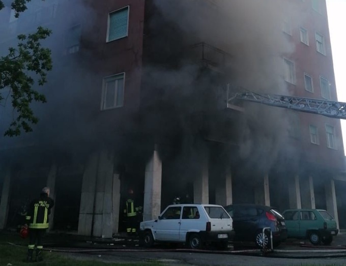 Incendio in un magazzino a Vimodrone, evacuato un palazzo di otto piani