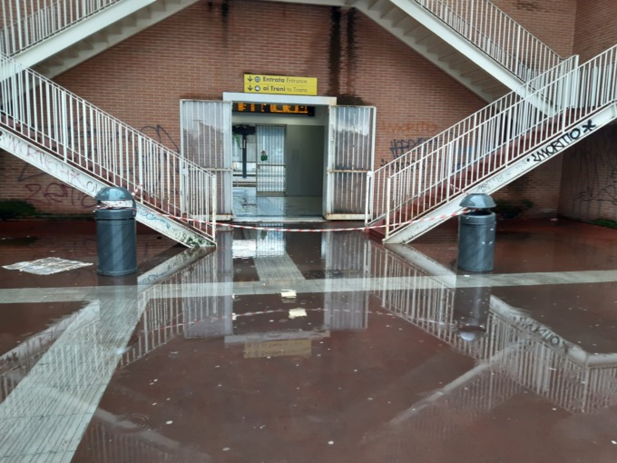 A Pioltello per andare a prendere il treno serve… la barca
