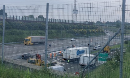 Camion sfonda il guardrail, paura sulla Teem a Pessano