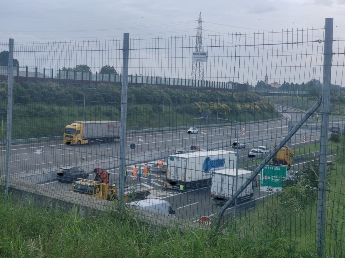Camion sfonda il guardrail, paura sulla Teem a Pessano