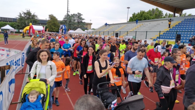In migliaia sulla linea di partenza per la Mezza Maratona del Naviglio a Cernusco