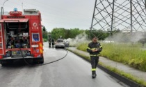 Auto in fiamme a Bussero, arrivano i pompieri