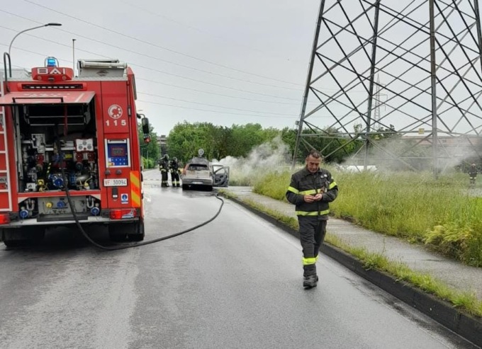 Auto in fiamme a Bussero, arrivano i pompieri