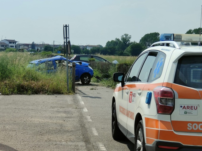 Frontale tra auto a Pessano con Bornago: i mezzi finiscono nel fosso e arrivano i pompieri