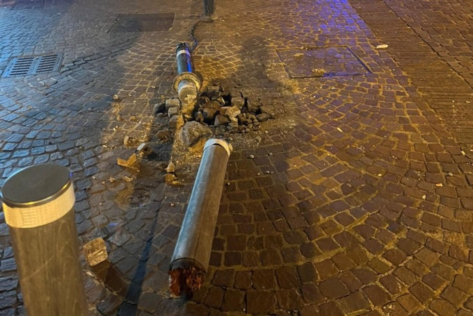 Strike di paletti a Gorgonzola: ne ha divelti undici alla guida della sua macchina