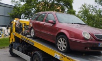 Auto abbandonata a Brugherio, proprietario sanzionato con oltre mille euro di multa