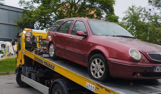Auto abbandonata a Brugherio, proprietario sanzionato con oltre mille euro di multa