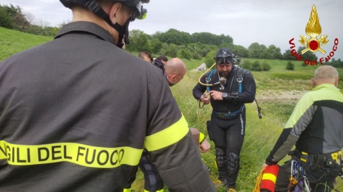 auto nel lago parco increa brugherio 1