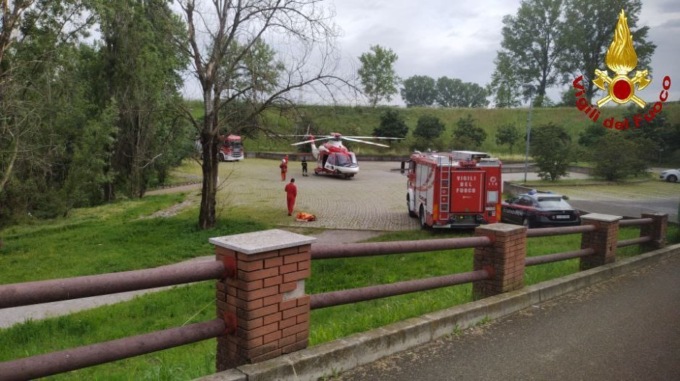 Auto nel lago Increa di Brugherio, mobilitazione dei soccorsi con i sommozzatori dei Vigili del Fuoco