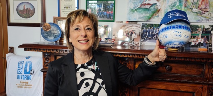 Pallone autografato dai giocatori in regalo al sindaco