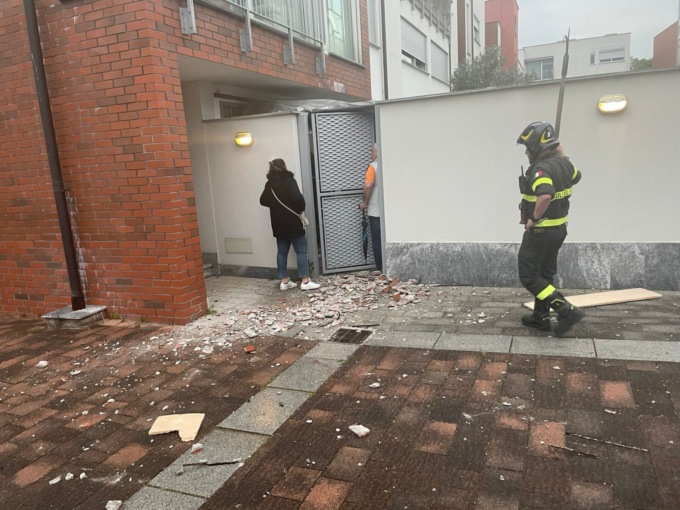 Crolla il cornicione di un palazzo, tragedia sfiorata a Cologno Monzese