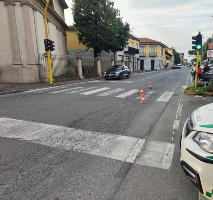Scontro con un’auto a Brugherio, moto finisce contro un negozio di fiori: due feriti