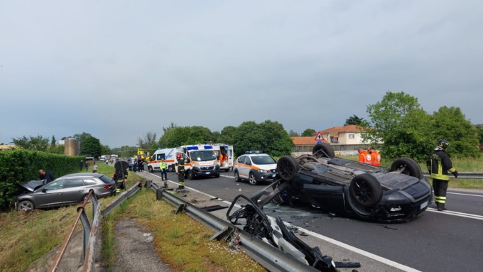 Terribile schianto sulla Padana, elisoccorso e ambulanze in codice rosso