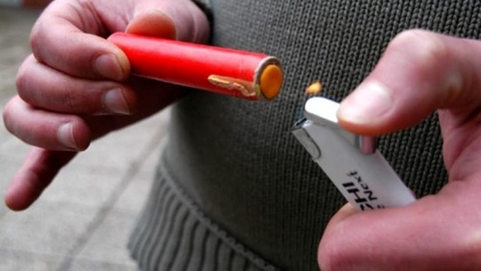 Mano lesionata di un 13enne per lo scoppio di un botto inesploso, la famiglia fa causa al Comune di Brugherio