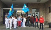 Protesta dei lavoratori davanti alla casa di riposo di Vimodrone: "Basta turni massacranti, ci mancano anche i guanti"
