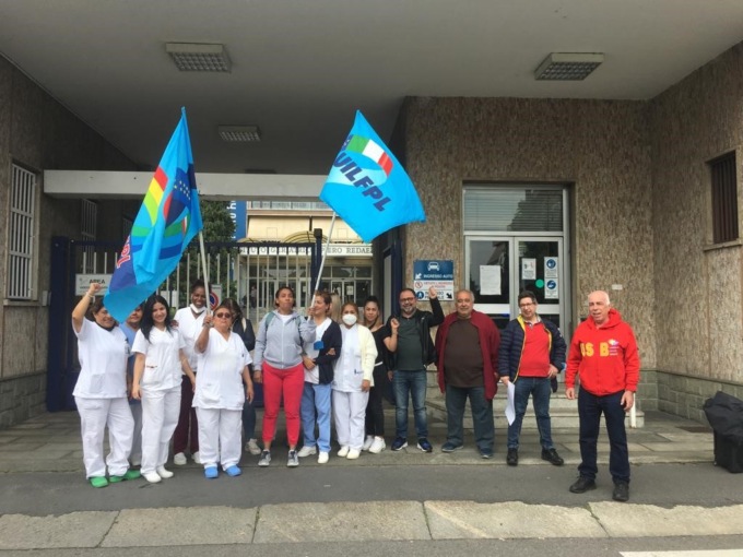 Protesta dei lavoratori davanti alla casa di riposo di Vimodrone: “Basta turni massacranti, ci mancano anche i guanti”