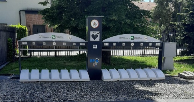 Rastrelliere hi-tech con defibrillatore a Carugate per caricare le bici elettriche